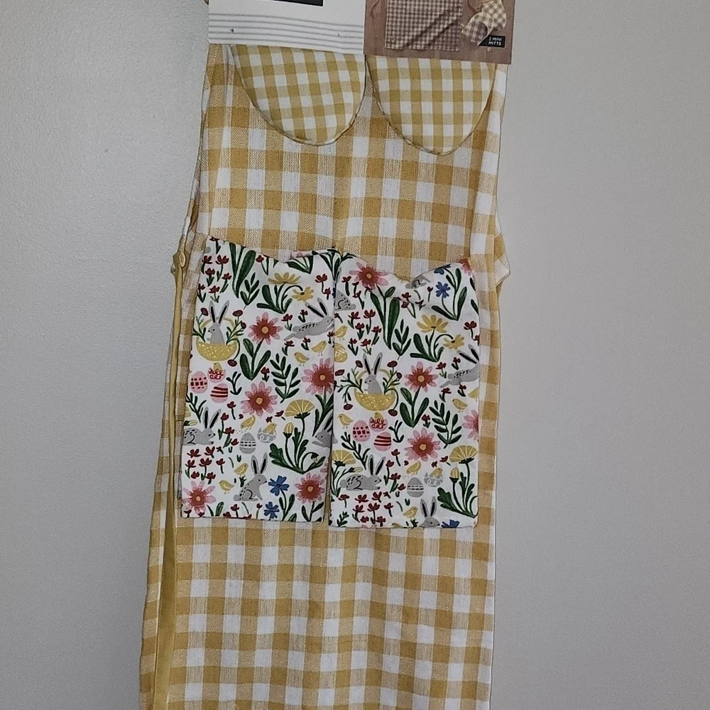 NWT yellow Checkered Kitchen Towel Set with 2 Mitts And Apron. Floral Design